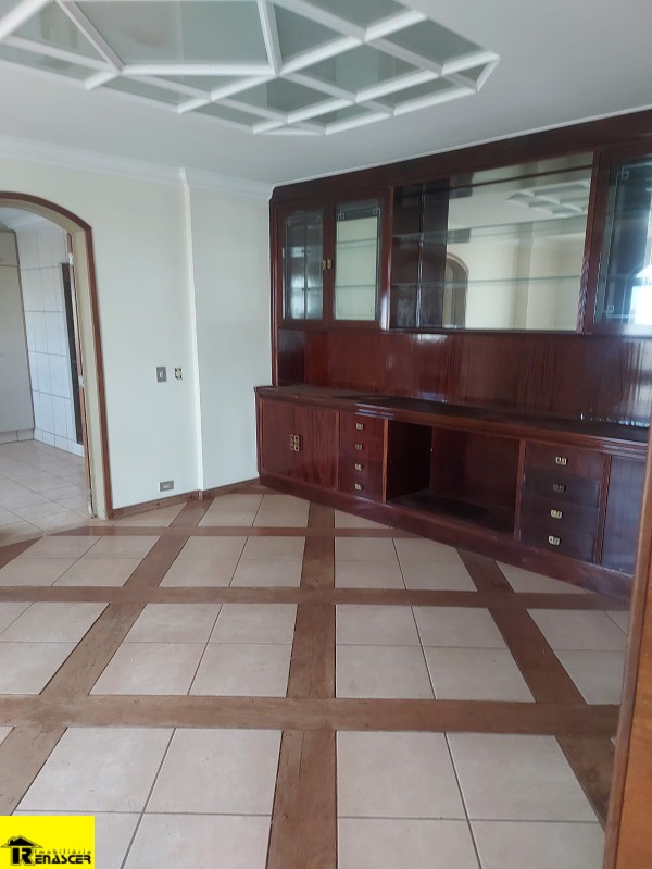Apartamento com 4 quartos à venda, 214m² — foto 3 de 10