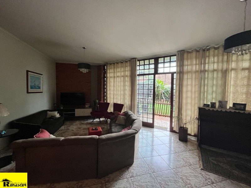 Casa com 3 quartos à venda, 240m² — foto 2 de 26