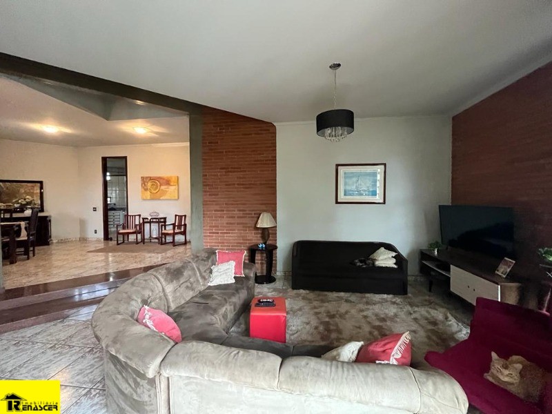 Casa com 3 quartos à venda, 240m² — foto 3 de 26