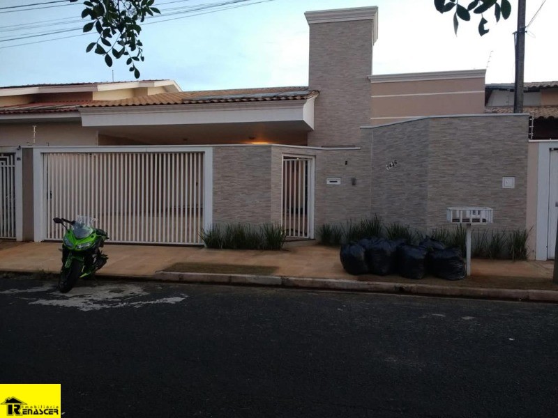 Casa com 3 quartos à venda e aluguel, 200m² — foto 2 de 32