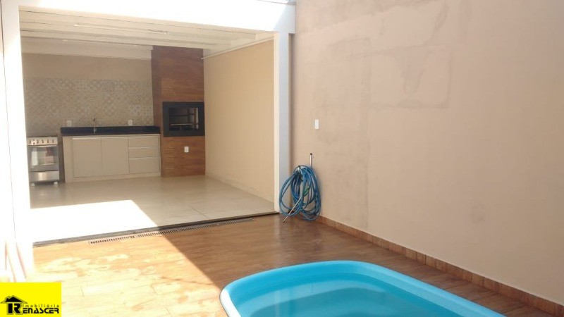 Casa com 3 quartos à venda, 135m² — foto 1 de 28