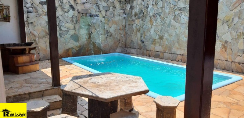 Casa com 3 quartos à venda, 240m² — foto 2 de 19