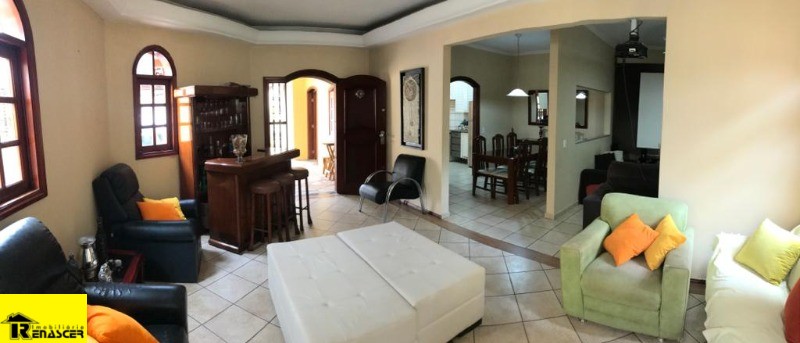 Casa com 3 quartos à venda, 240m² — foto 1 de 19