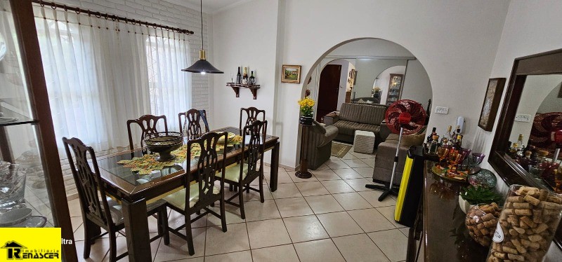 Casa com 3 quartos à venda, 230m² — foto 2 de 20