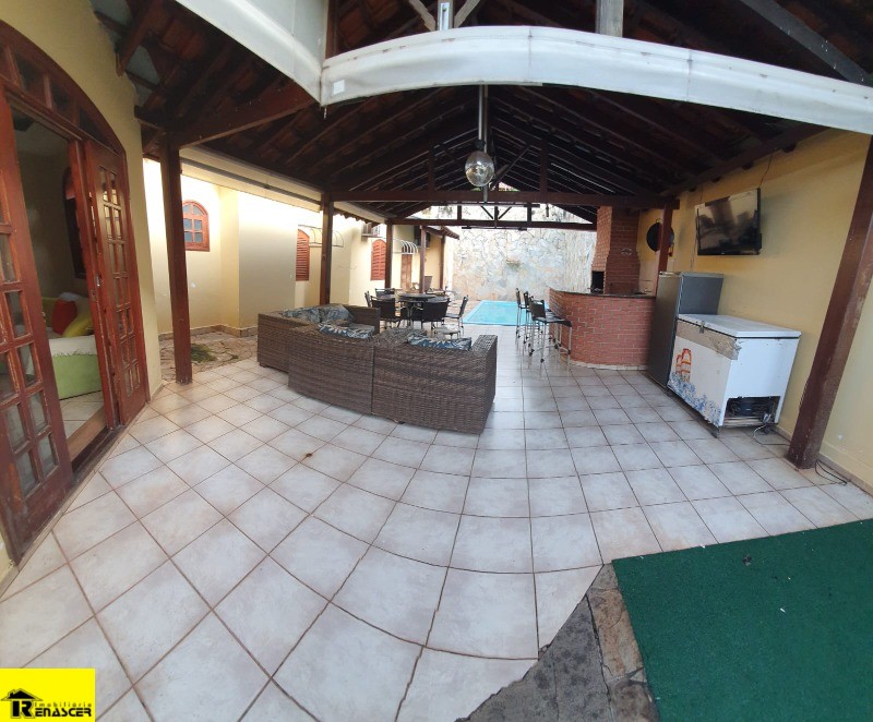 Casa com 3 quartos à venda, 240m² — foto 4 de 19