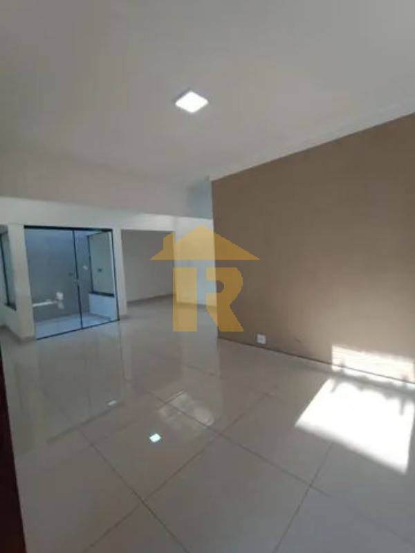 Casa com 3 quartos à venda, 245m² — foto 3 de 15