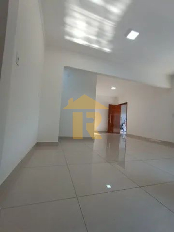 Casa com 3 quartos à venda, 245m² — foto 2 de 15