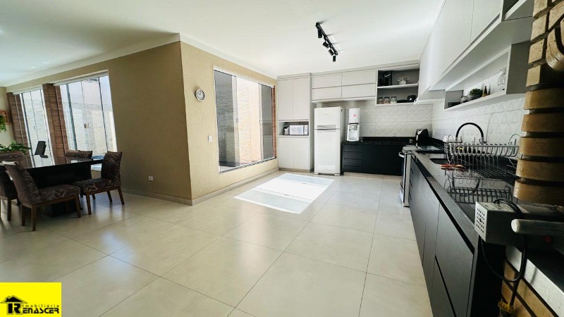 Casa com 3 quartos à venda, 224m² — foto 10 de 30