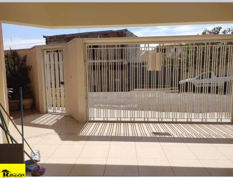 Casa com 3 quartos à venda, 190m² — foto 2 de 16