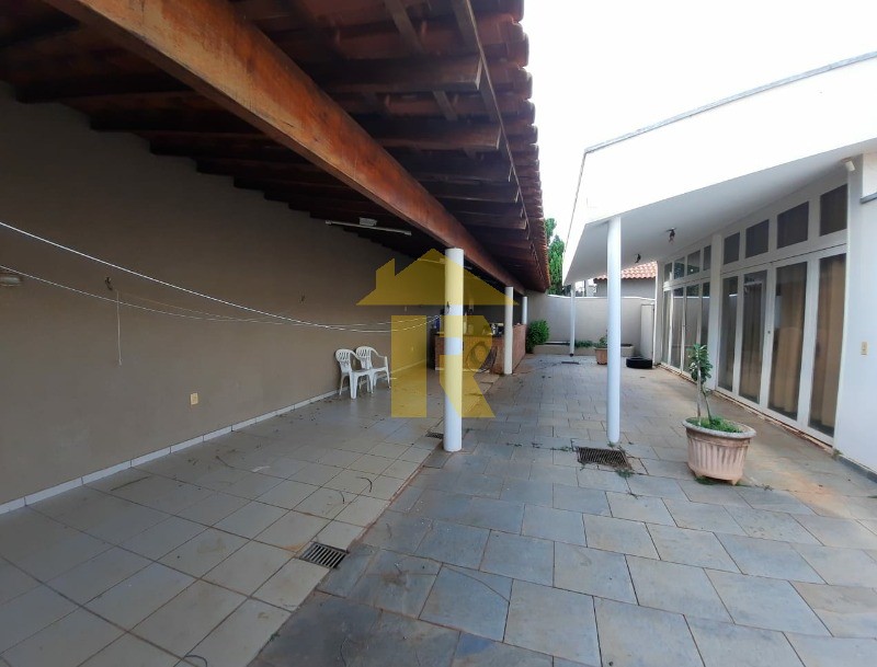 Casa com 3 quartos à venda e aluguel, 320m² — foto 16 de 17