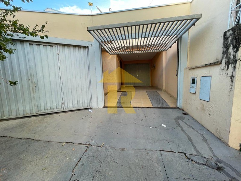 Casa com 3 quartos à venda, 164m² — foto 2 de 28