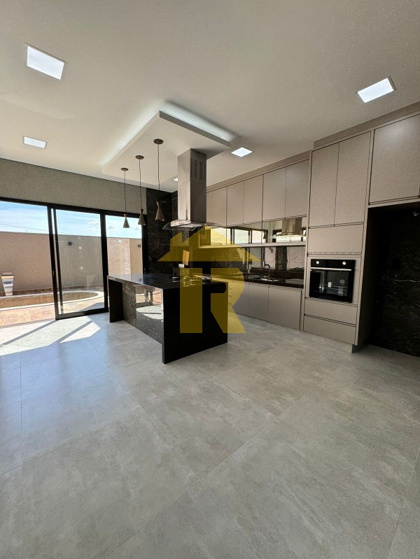 Casa de Condomínio com 3 quartos à venda, 215m² — foto 1 de 32