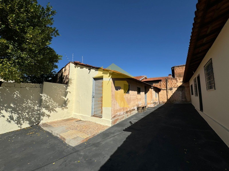 Casa com 2 quartos à venda, 218m² — foto 2 de 19