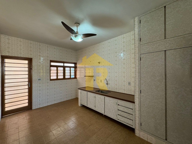 Casa com 3 quartos à venda, 290m² — foto 16 de 22