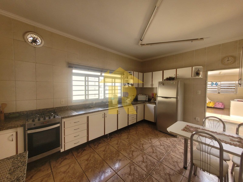 Casa com 3 quartos à venda, 330m² — foto 11 de 29