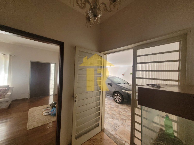Casa com 3 quartos à venda, 330m² — foto 2 de 29