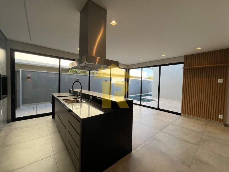 Casa de Condomínio com 3 quartos à venda, 240m² — foto 1 de 28