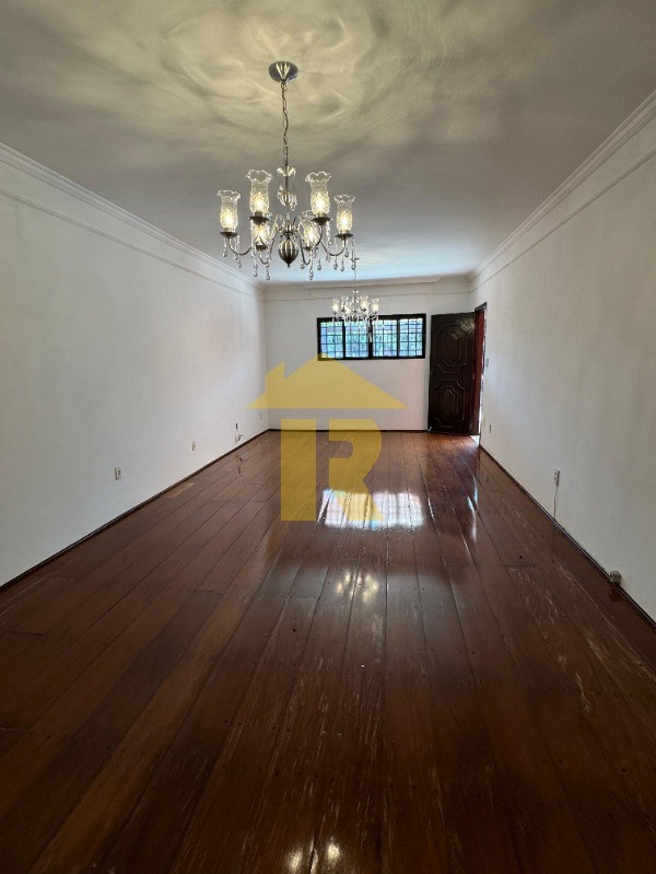 Casa com 3 quartos à venda, 258m² — foto 3 de 13