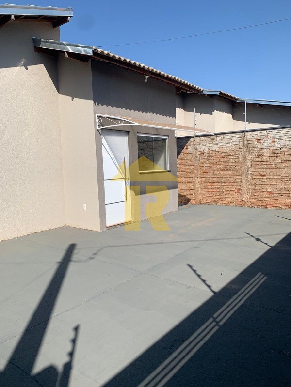 Casa com 3 quartos à venda, 82m² — foto 2 de 17