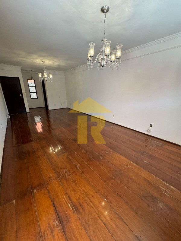 Casa com 3 quartos à venda, 258m² — foto 2 de 13