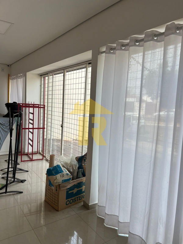 Casa com 3 quartos à venda, 198m² — foto 2 de 23