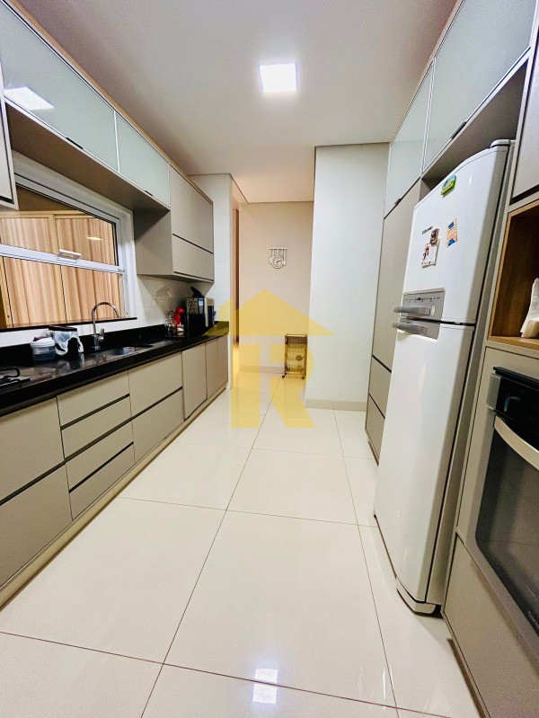 Casa de Condomínio com 3 quartos à venda, 240m² — foto 12 de 19