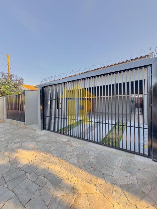 Casa com 3 quartos à venda, 212m² — foto 2 de 32