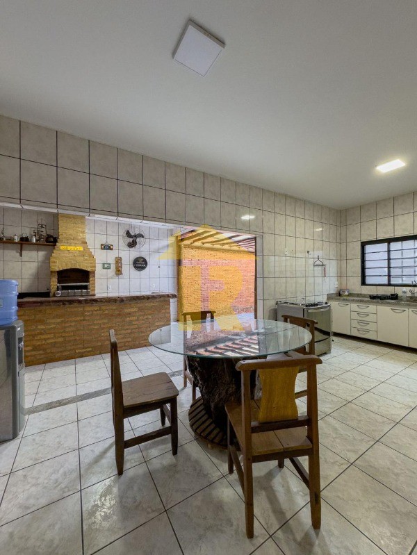 Casa com 3 quartos à venda, 212m² — foto 24 de 32