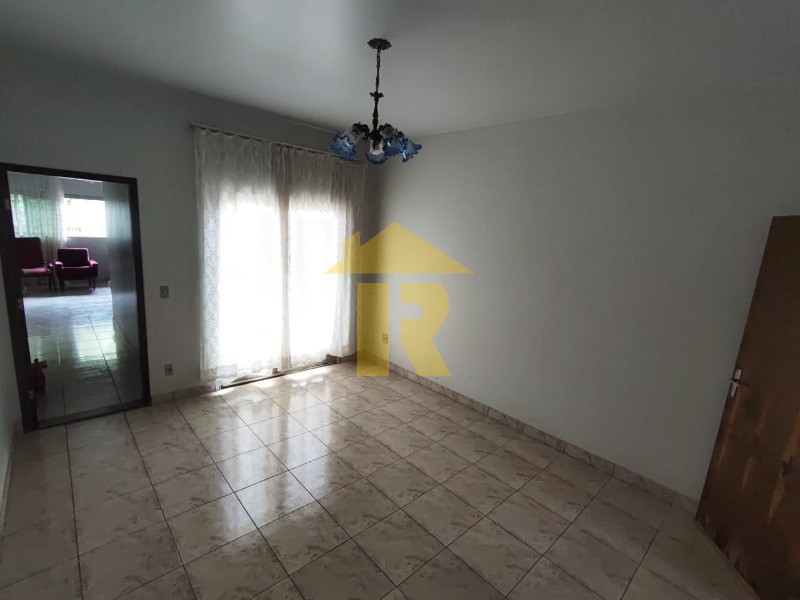 Casa com 3 quartos à venda, 228m² — foto 3 de 15