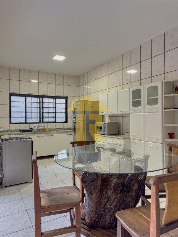 Casa com 3 quartos à venda, 212m² — foto 22 de 32