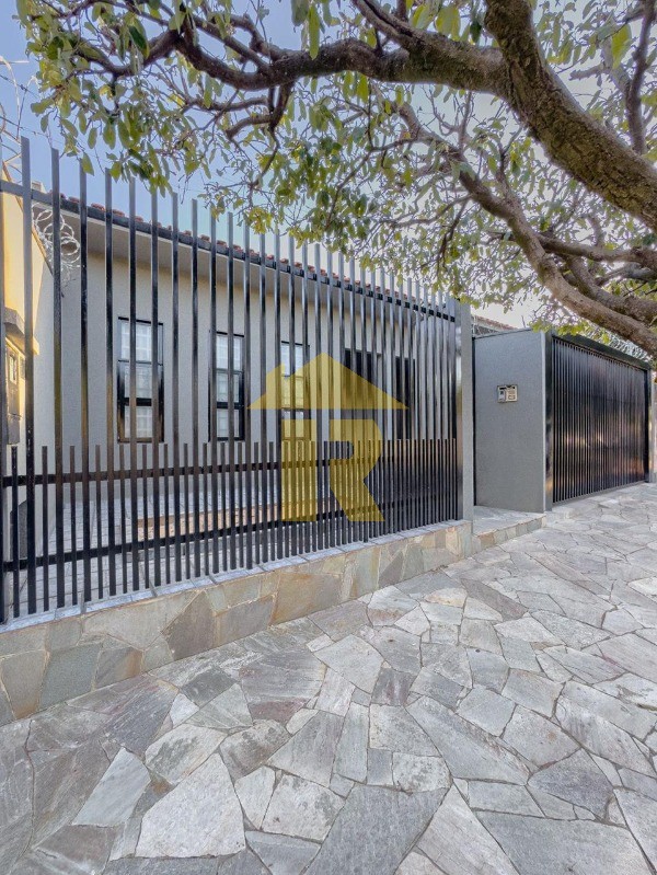 Casa com 3 quartos à venda, 212m² — foto 3 de 32