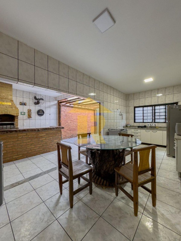 Casa com 3 quartos à venda, 212m² — foto 23 de 32