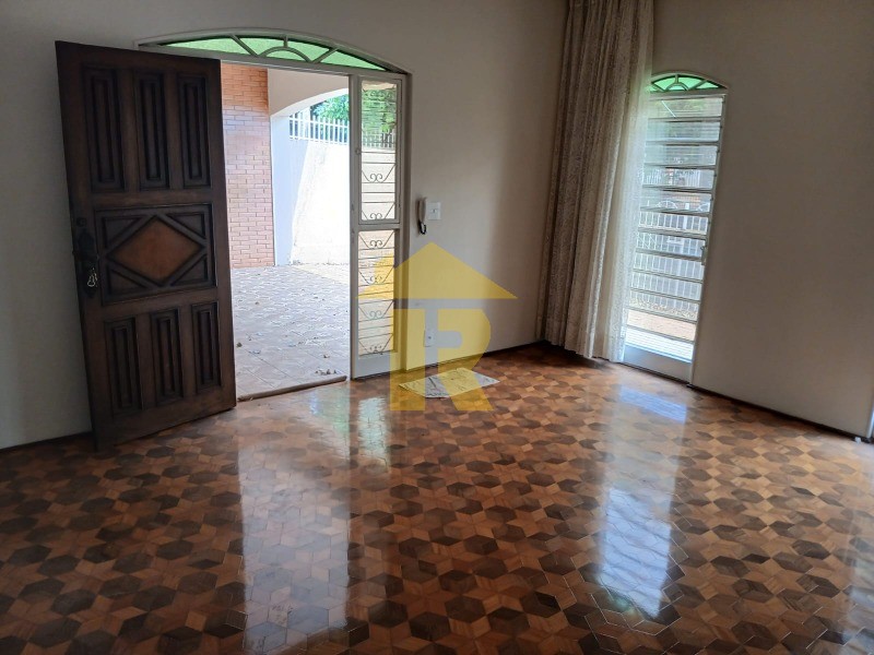 Casa com 3 quartos à venda, 200m² — foto 4 de 28