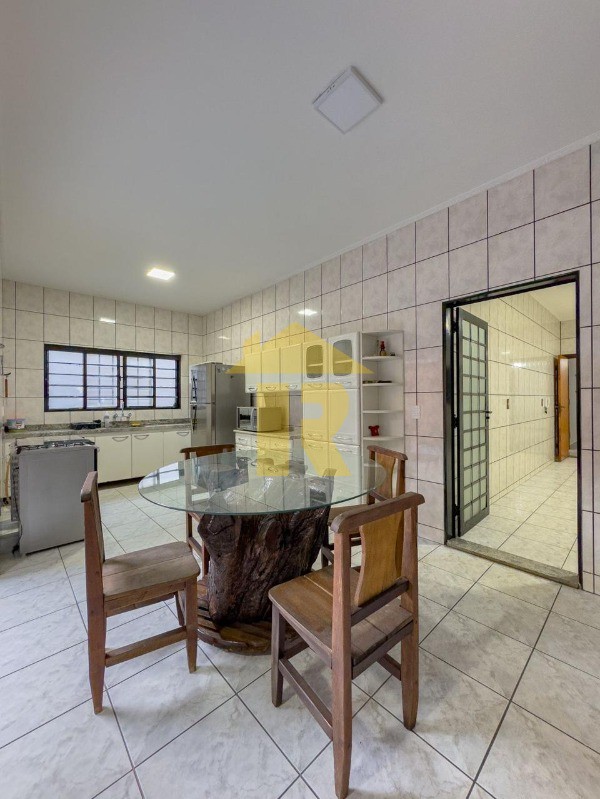 Casa com 3 quartos à venda, 212m² — foto 21 de 32