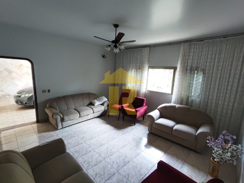 Casa com 3 quartos à venda, 228m² — foto 2 de 15
