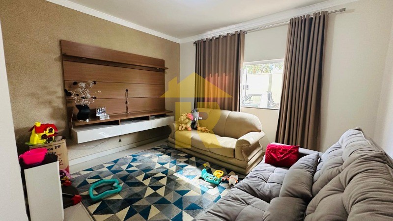 Casa com 3 quartos à venda, 260m² — foto 2 de 13