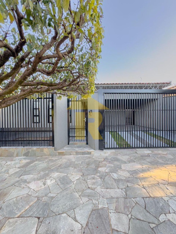 Casa com 3 quartos à venda, 212m² — foto 1 de 32