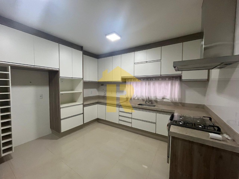 Casa de Condomínio com 3 quartos para aluguel, 230m² — foto 17 de 25