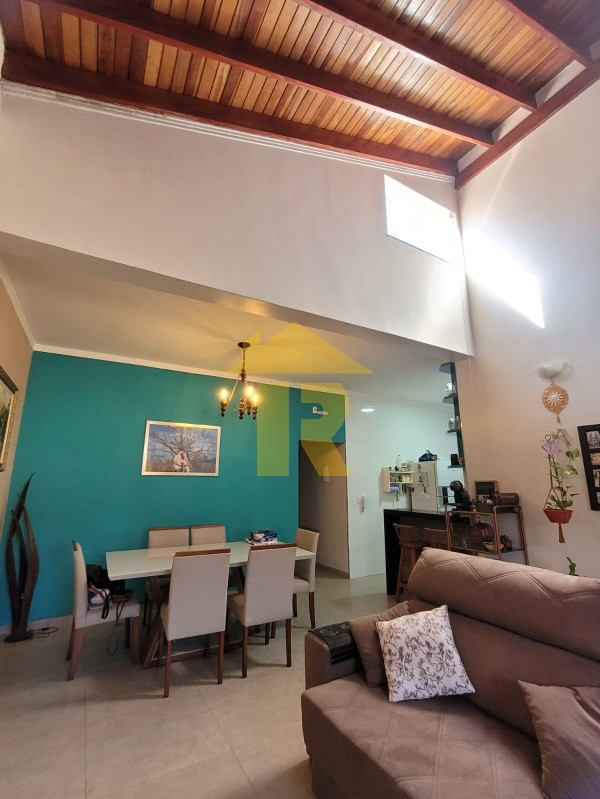 Casa com 3 quartos à venda, 136m² — foto 3 de 9