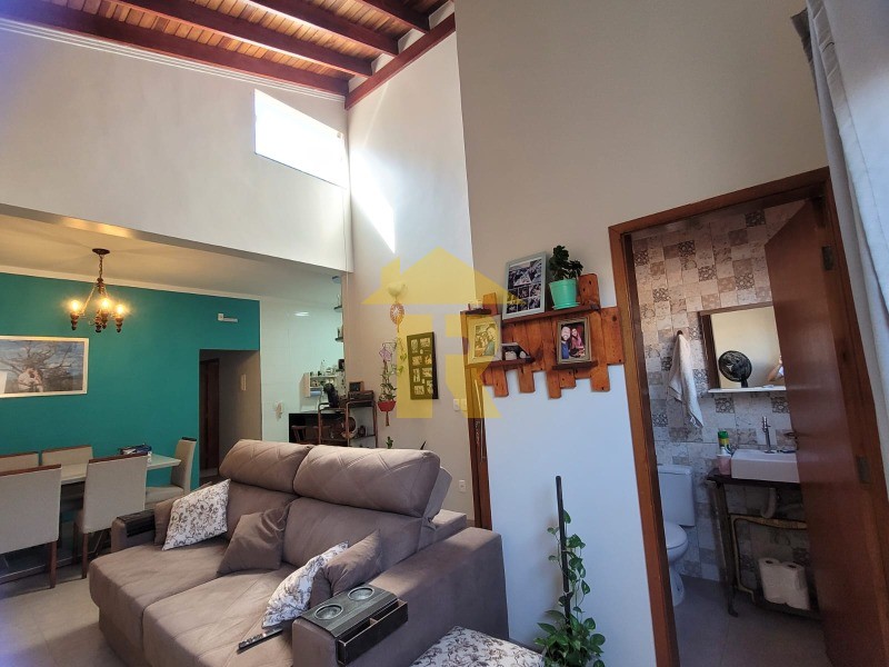 Casa com 3 quartos à venda, 136m² — foto 2 de 9