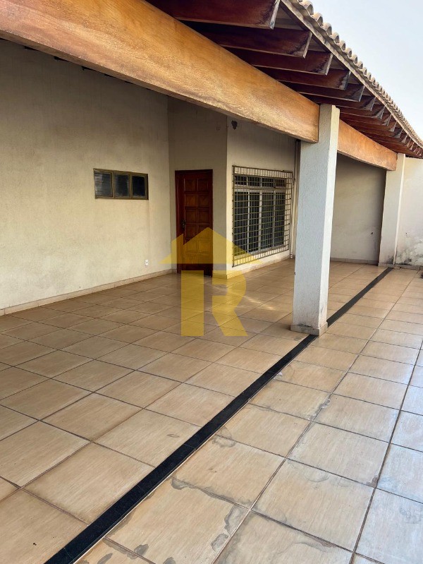 Casa com 3 quartos à venda, 288m² — foto 2 de 26