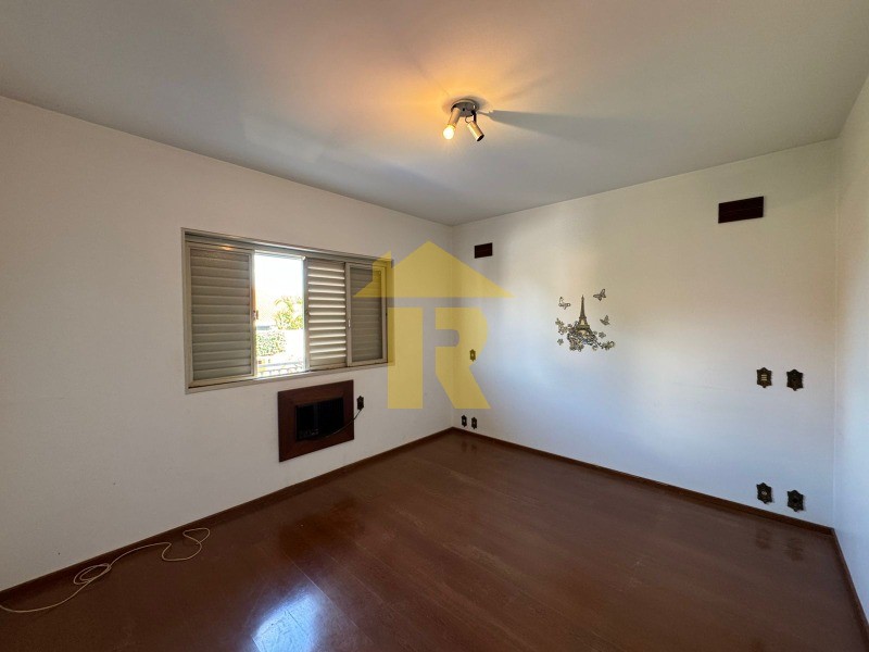 Casa com 3 quartos à venda, 500m² — foto 16 de 39