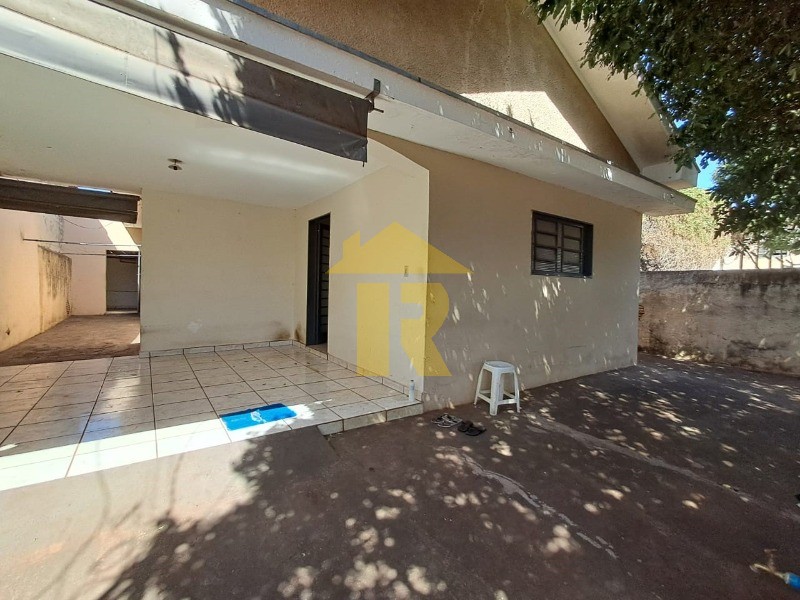 Casa com 3 quartos à venda, 178m² — foto 2 de 15