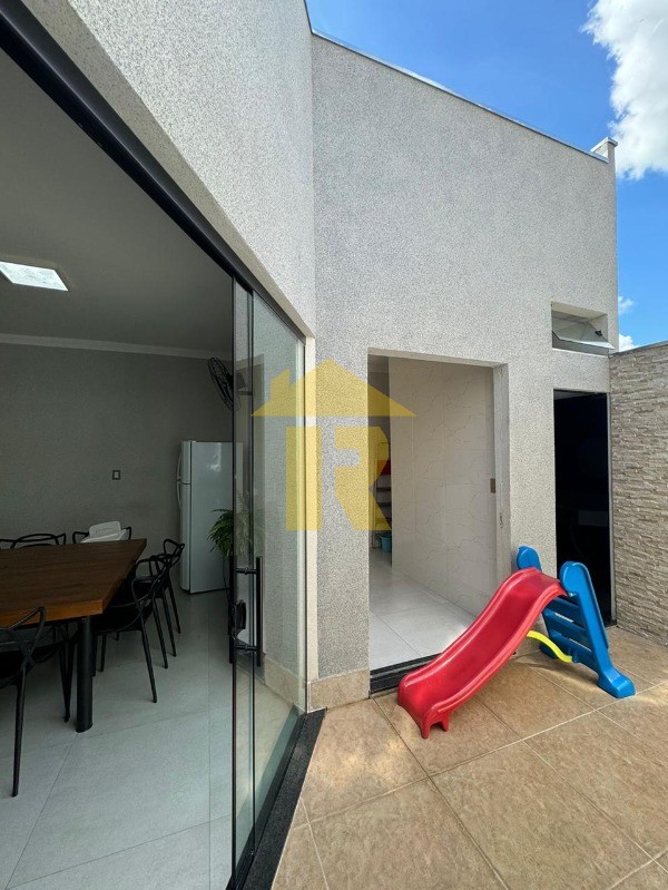 Casa com 3 quartos à venda, 180m² — foto 16 de 18