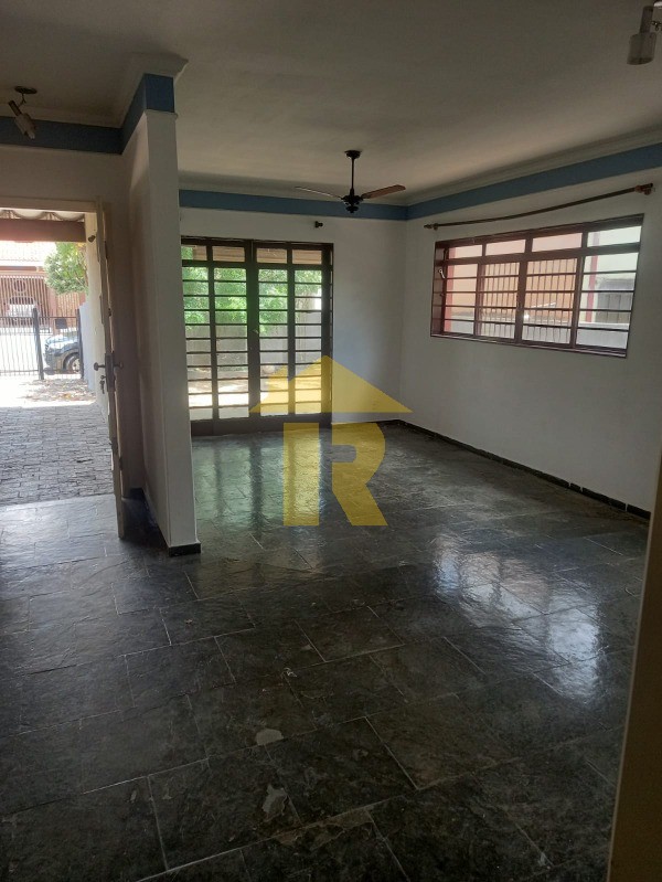 Casa com 4 quartos à venda, 240m² — foto 2 de 23