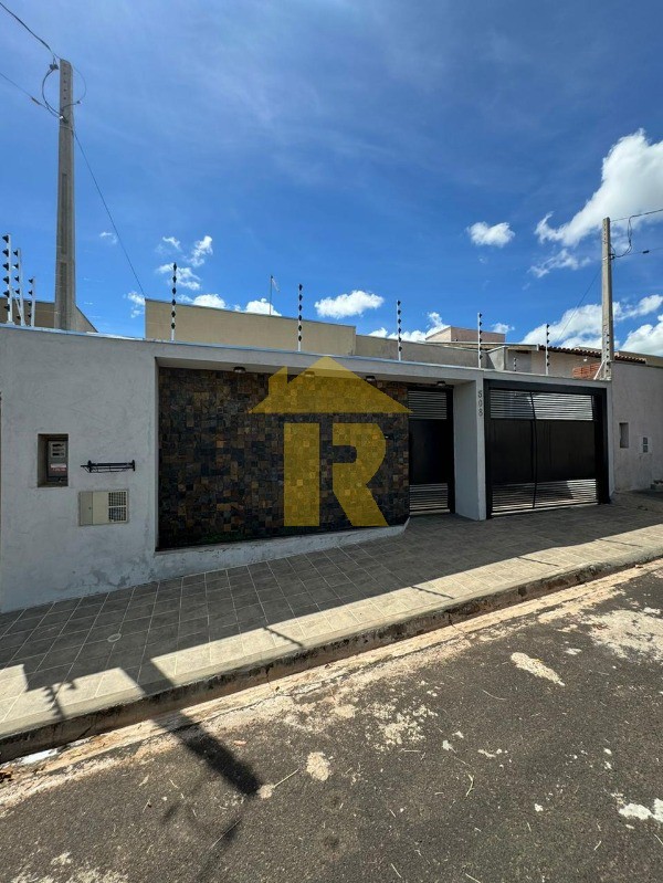 Casa com 3 quartos à venda, 180m² — foto 2 de 18
