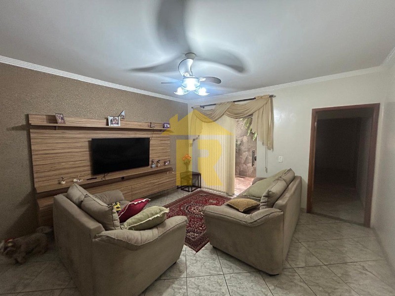Casa com 3 quartos à venda, 269m² — foto 3 de 27