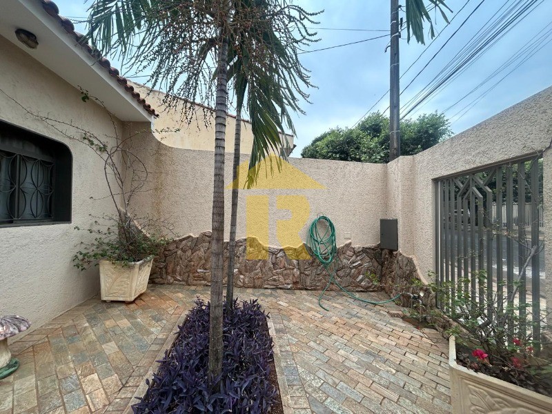 Casa com 3 quartos à venda, 269m² — foto 2 de 27