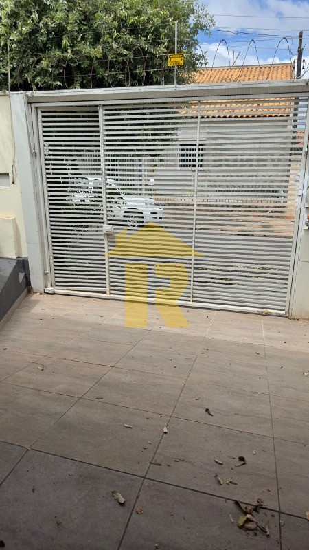 Casa com 3 quartos à venda, 141m² — foto 2 de 23