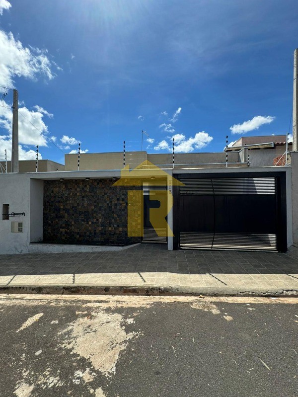 Casa com 3 quartos à venda, 180m² — foto 1 de 18